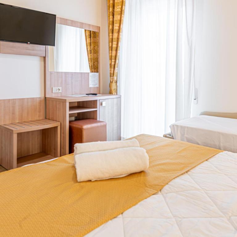 Hotel Corinna - Camera Tripla Standard - 5