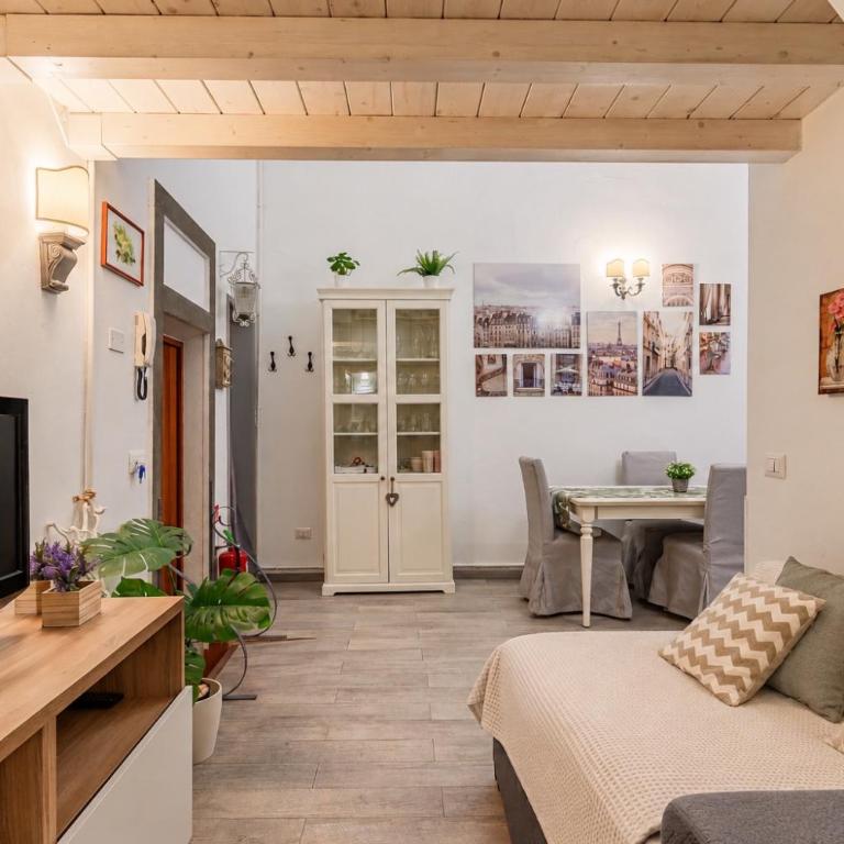 Santa Croce Home - 2BR - Private Courtyard - Two-Bedroom Apartment - 7