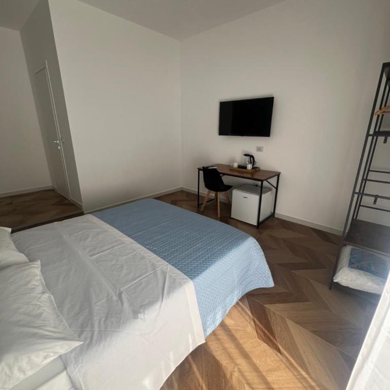 Nika Partenope Rooms - Camera Matrimoniale con Bagno Privato - 9