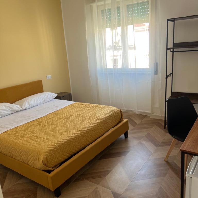 Nika Partenope Rooms - Camera Matrimoniale con Bagno Privato - 3