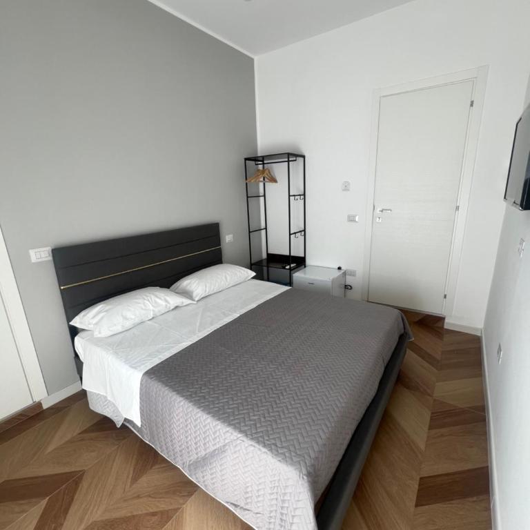 Nika Partenope Rooms - Camera Matrimoniale con Bagno Privato - 9