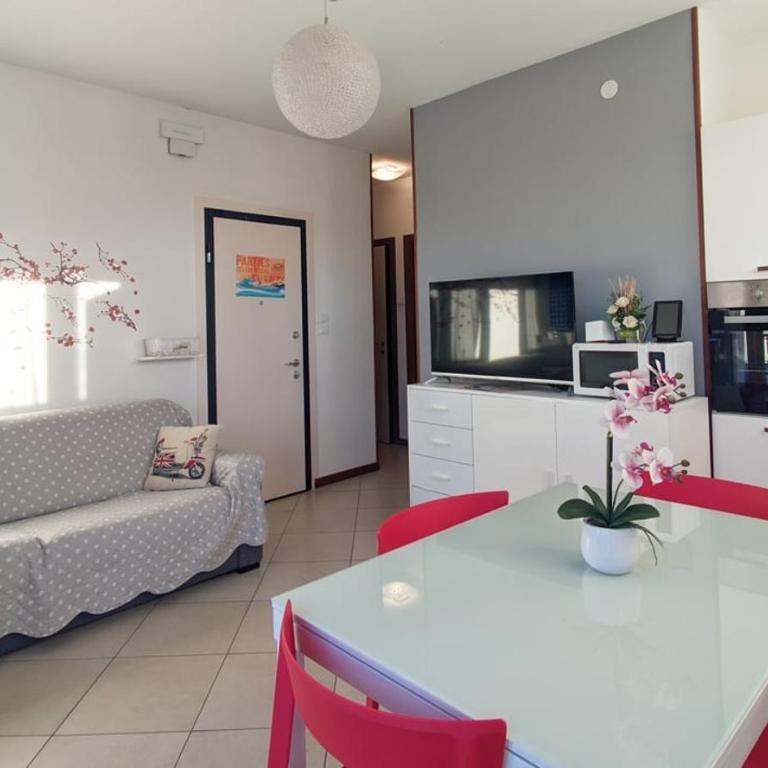 Stay with us - BookingPeschiera - Two-Bedroom Apartment with Balcony - 9