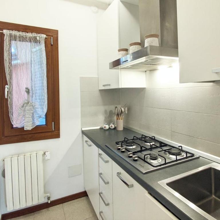 Stay with us - BookingPeschiera - Two-Bedroom Apartment with Balcony - 11