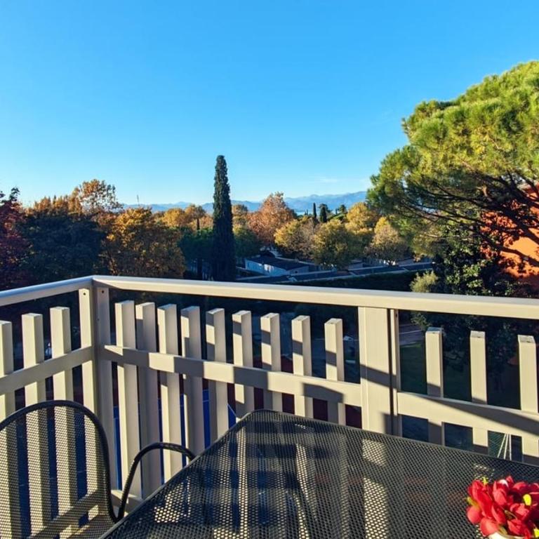 Stay with us - BookingPeschiera - Two-Bedroom Apartment with Balcony - 5
