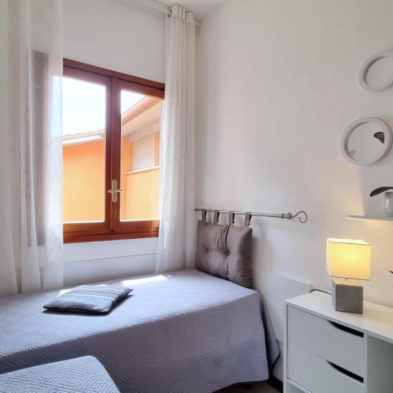 Stay with us - BookingPeschiera - Two-Bedroom Apartment with Balcony - 4