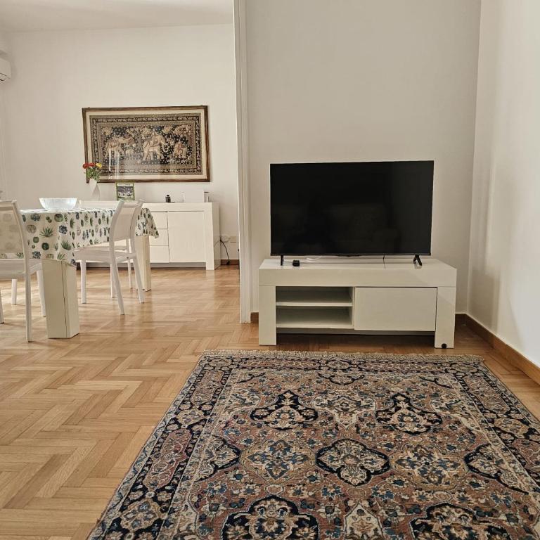 Rosy House - Appartamento con 2 Camere da Letto, Balcone e Terrazza - 3