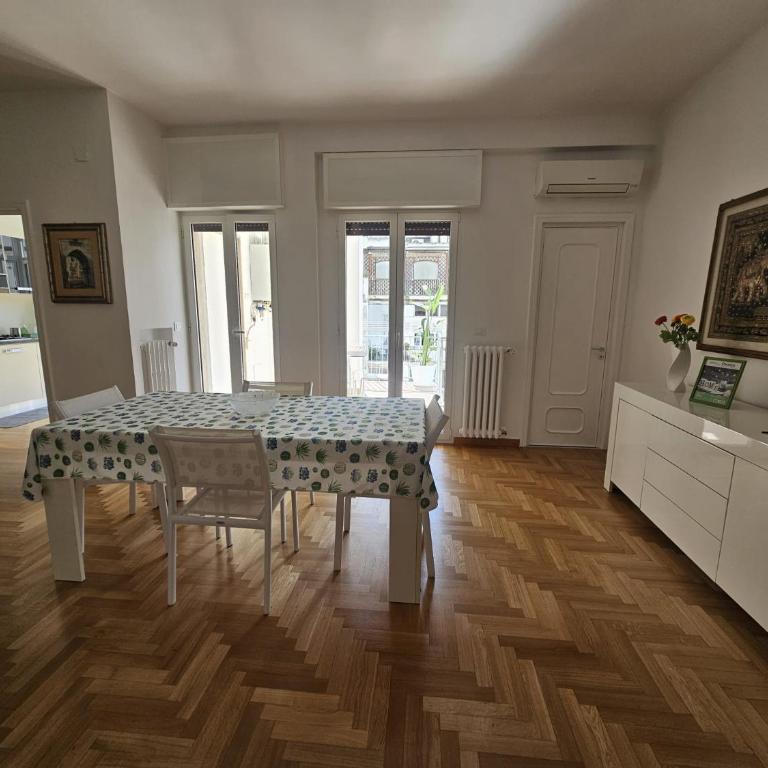 Rosy House - Appartamento con 2 Camere da Letto, Balcone e Terrazza - 9