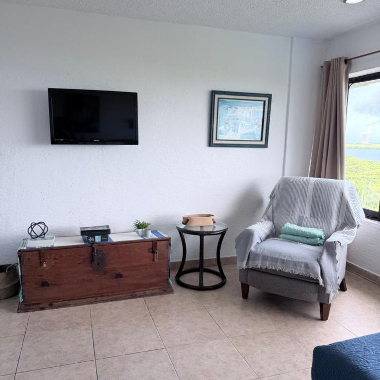 Beachfront 1BR Beach & Pool Lagoon Sunset View Hotel Zone - One-Bedroom Apartment - 19