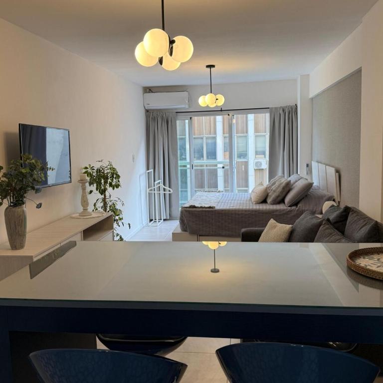 Departamento en Mar del Plata con cochera incluida - Estudio con cama extragrande y sofá cama - 10