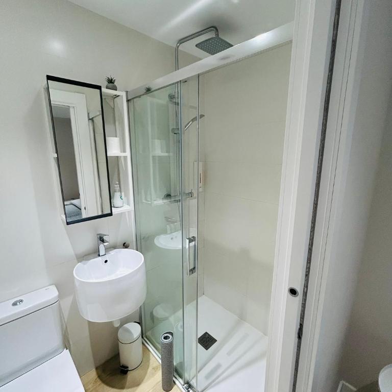Pensión La Castellana - Habitación Doble con baño privado - 5