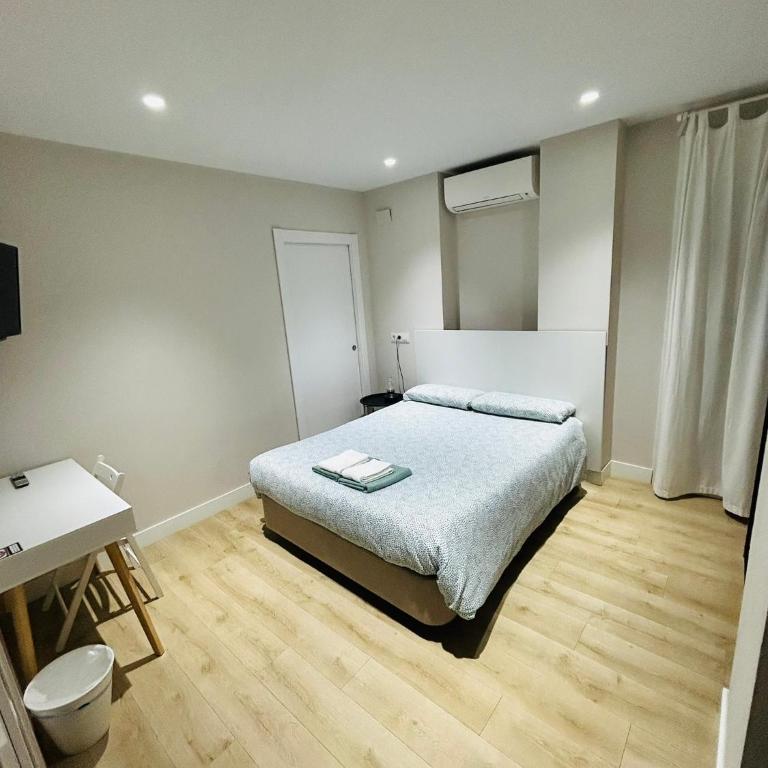 Pensión La Castellana - Habitación con cama grande - 1