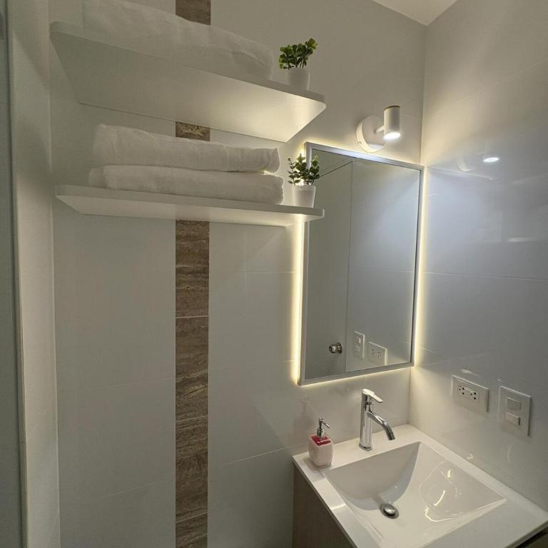 Brand New Modern Family Apartment Near Miraflores with Free Parking - Apartamento - 52