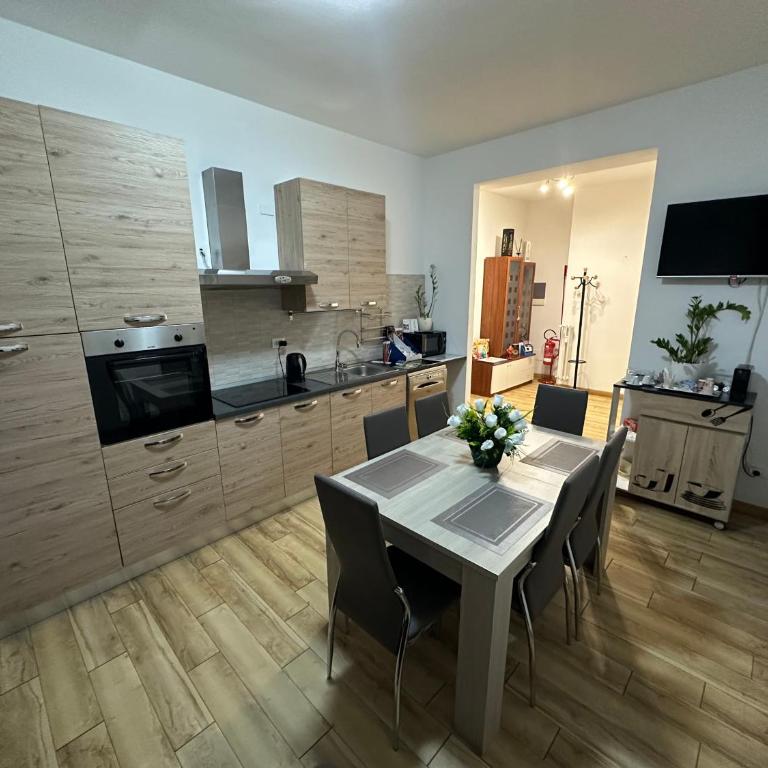 Casa Vacanza da ELENA 3 - Ampio Bilocale in prossimità della Stazione FS Verona Porta Nuova - Appartamento con 2 Camere da Letto e Balcone - 35