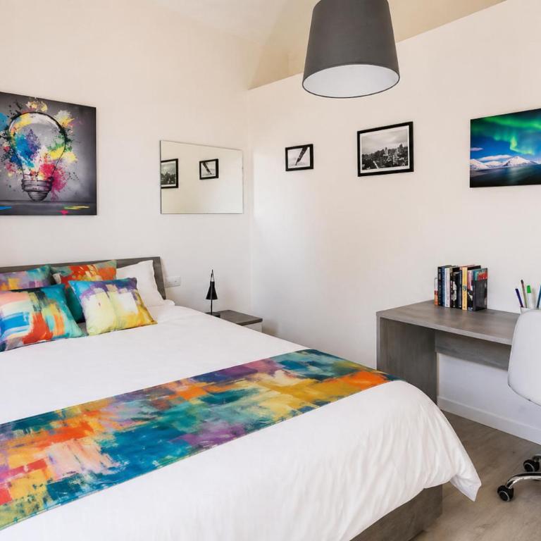 Spacious Apartment with Wooden Mezzanine - Near the Tram - 15 Minutes from the Centre - Two-Bedroom Apartment with Balcony - 22