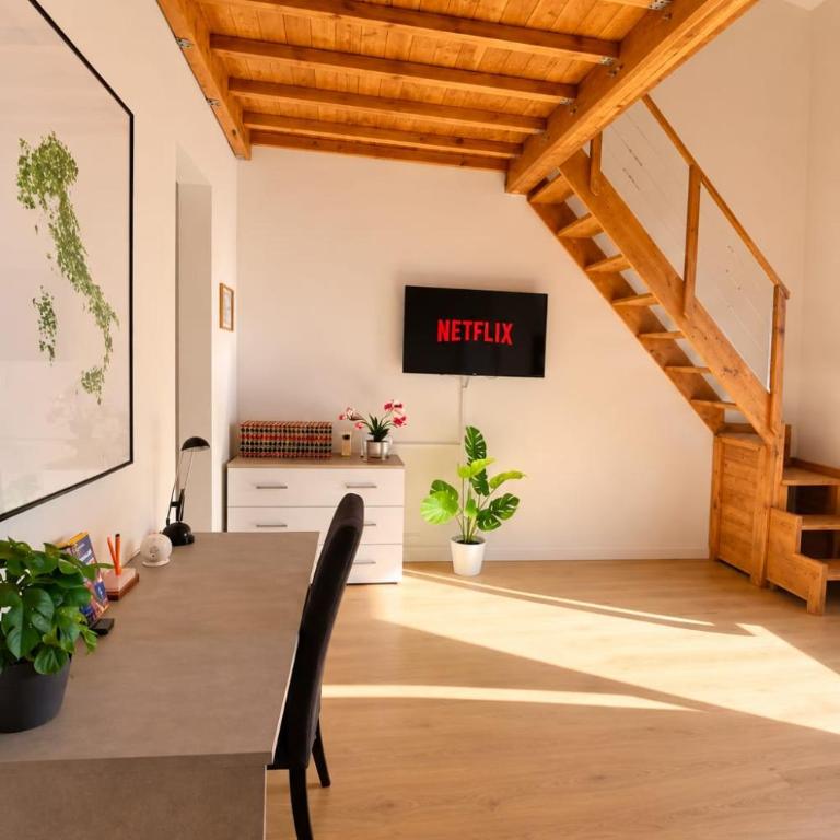 Spacious Apartment with Wooden Mezzanine - Near the Tram - 15 Minutes from the Centre - Two-Bedroom Apartment with Balcony - 10