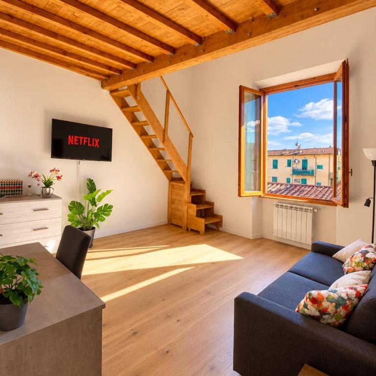 Spacious Apartment with Wooden Mezzanine - Near the Tram - 15 Minutes from the Centre - Two-Bedroom Apartment with Balcony - 1