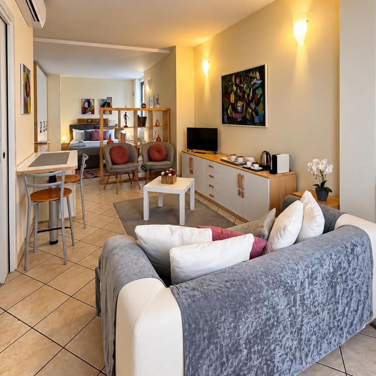 La Piazzetta - One-Bedroom Apartment with City View - 3