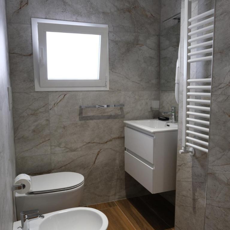 V21 Suite Bari - Camera Matrimoniale con Bagno Privato - 6
