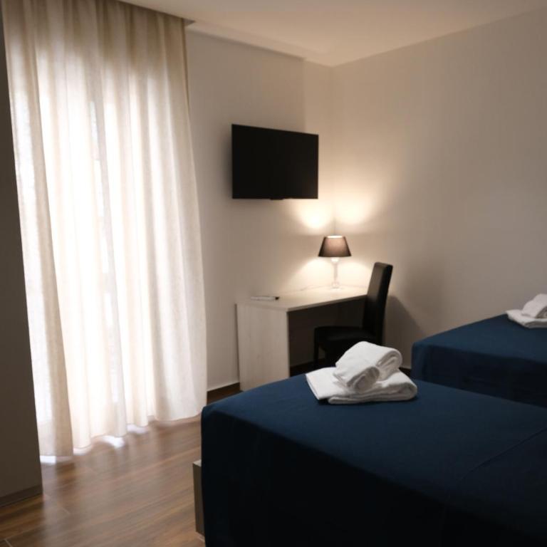 V21 Suite Bari - Camera Tripla con Bagno Privato - 8