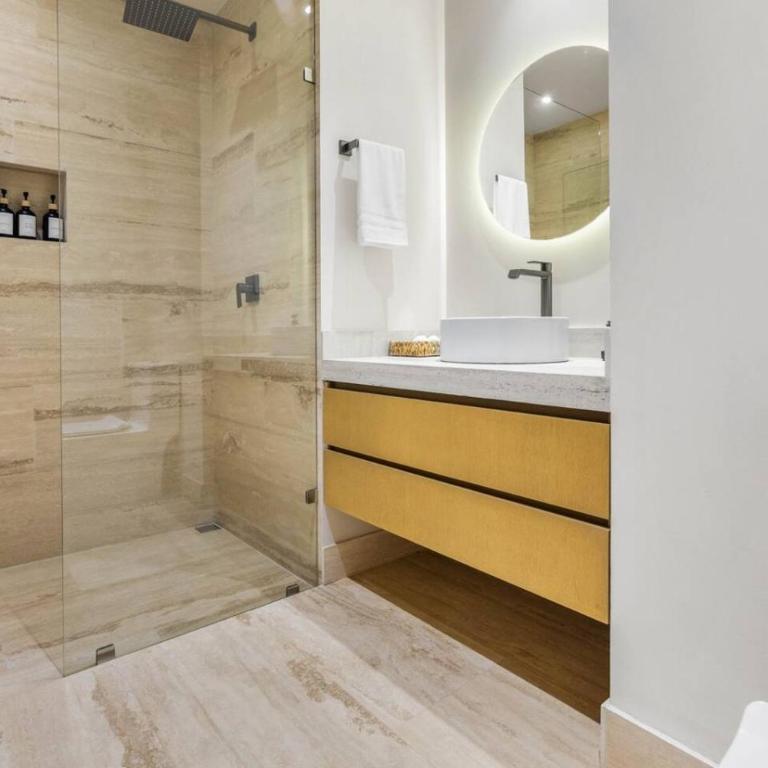 Elegant Art District Condo, Rooftop Infinity Pool - Apartamento - 13