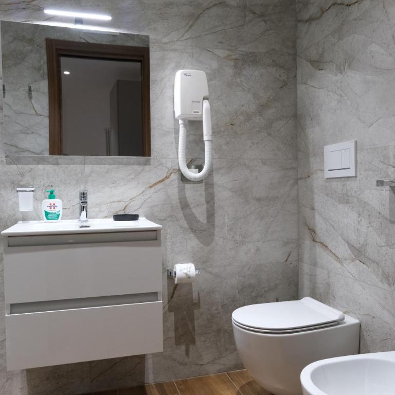 V21 Suite Bari - Camera Quadrupla con Bagno Privato - 10