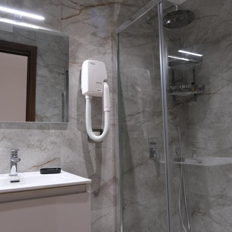 V21 Suite Bari - Camera Doppia con Letti Singoli con Bagno Privato - 11