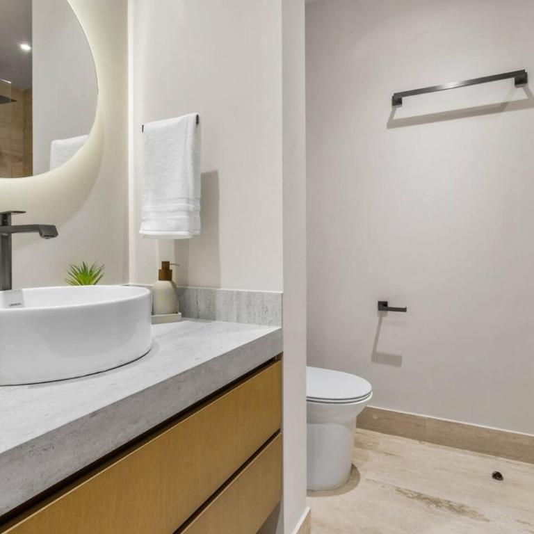 Warm Art District Condo, Rooftop Infinity Pool - Apartamento - 5