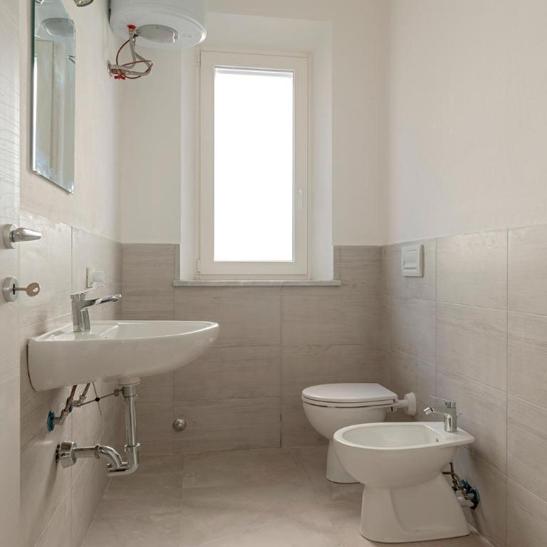 Domio Casa Leonardo - Camere Design vicino Aeroporto e Stazione - Dreibettzimmer mit eigenem Bad - 1