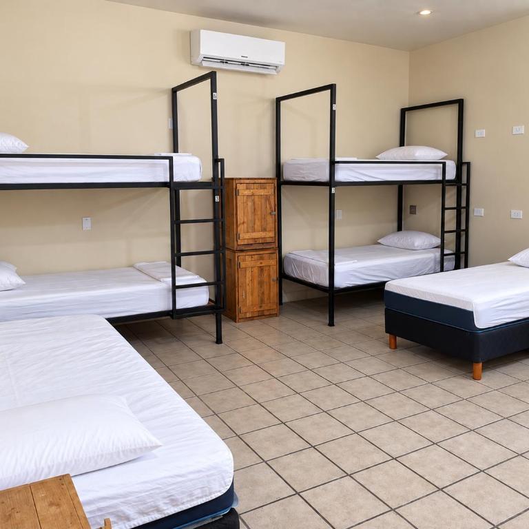 Bermejo Hostel LAP - Cama en habitación compartida mixta de 8 camas - 7