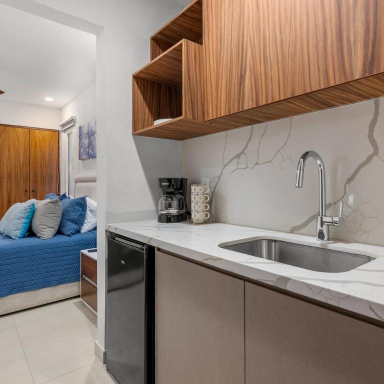 Cozy 1BR Bucerías stay with pool, gym, WiFi & kitchenette - Casa - 3