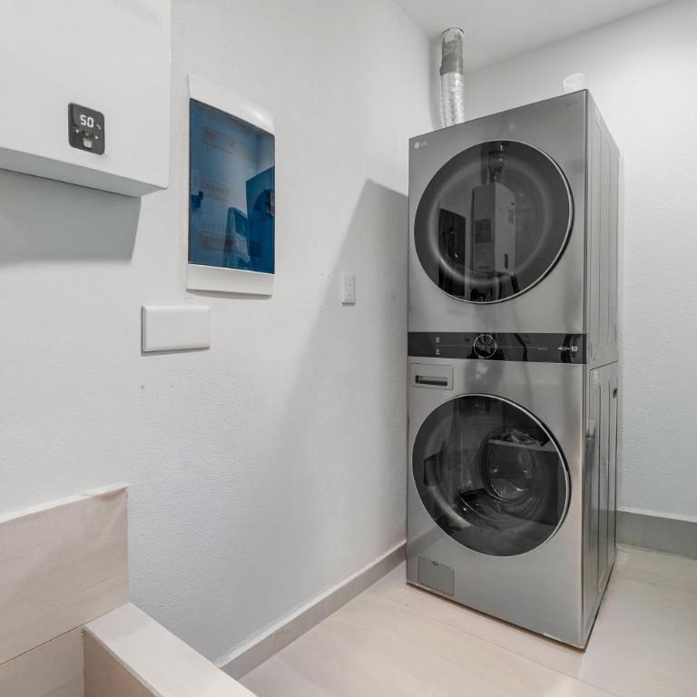 Luxury 2BR Lock-Off | Rooftop Pool | Golden Zone - Casa - 27