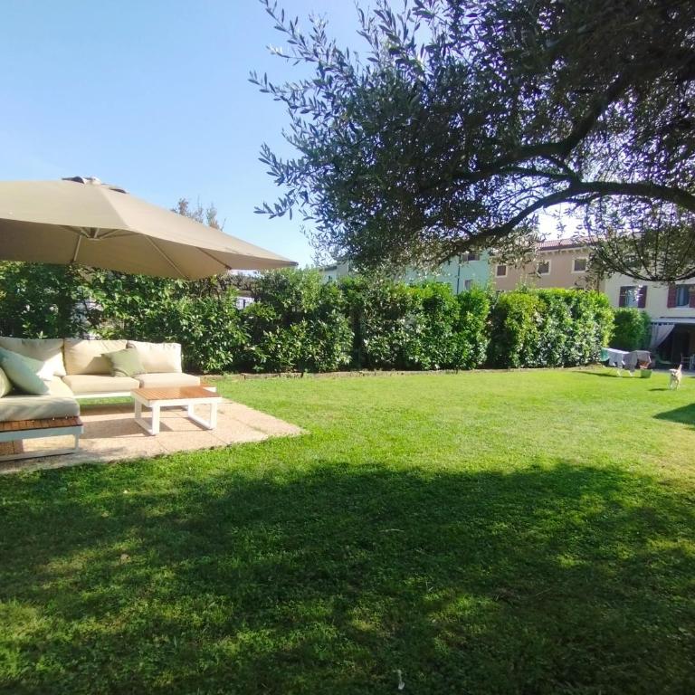 Appartamento RESIDENZA LA CORTE Verona a 10 minuti di auto dall'Arena- piano terra con terrazza esclusiva, giardino, piscina e comodo posto auto - Appartamento con 2 Camere da Letto - 34