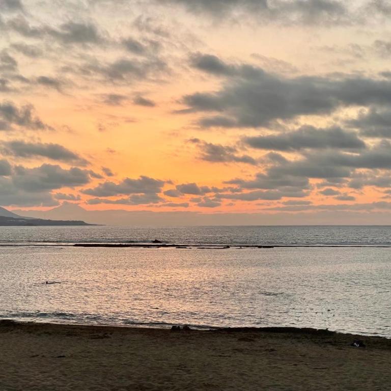 New Spacious 2BR Apartment - Las Canteras Beach - Side Sea View - 2 Bathrooms - AC - Parking - Appartamento con 2 Camere da Letto - 48