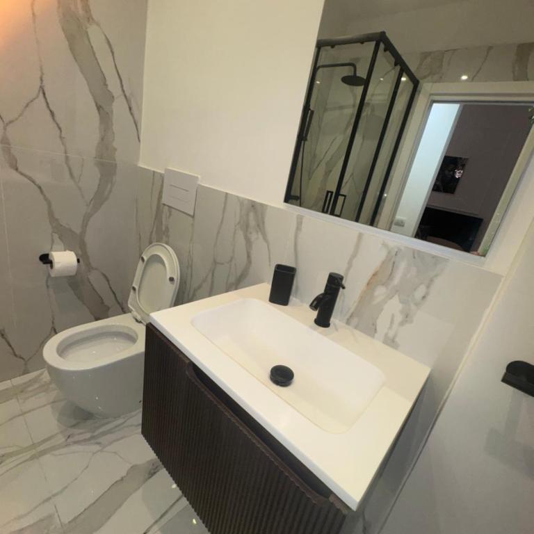 House family - Camera Matrimoniale con Bagno Privato - 9