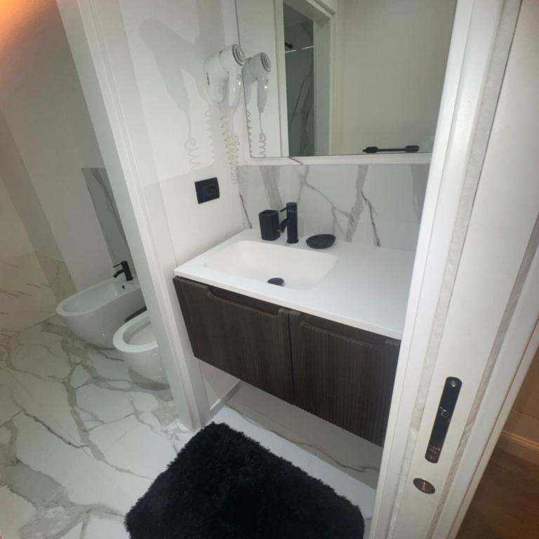 House family - Camera Matrimoniale con Bagno Privato - 17