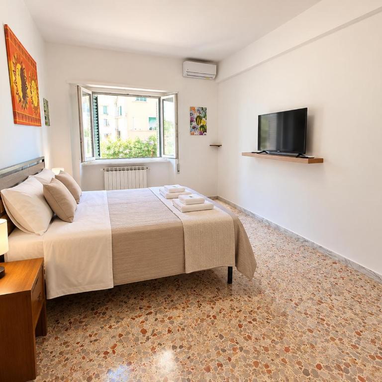 Room with Private Bathroom, Independent Entrance - One-Bedroom Apartment - 2
