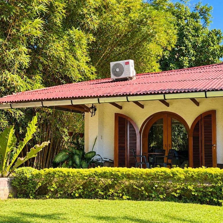 Apu Samay Nature Lodge - Suite con cama extragrande y vistas a la piscina - 12
