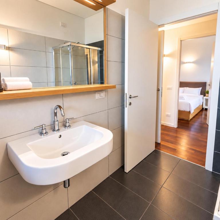 Giax Tower Residences - Pool, Spa & Gym - Multiple Apartments for Families & Groups - 15 Min from Duomo - Appartamento con 1 Camera da Letto, Balcone e Vista Montagna - 12
