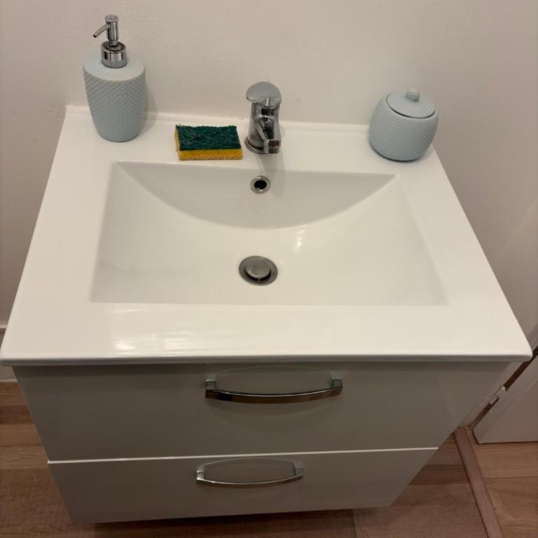 Cozy loft, proche du tram, Wi-Fi, smart TV - One-Bedroom Apartment - 9
