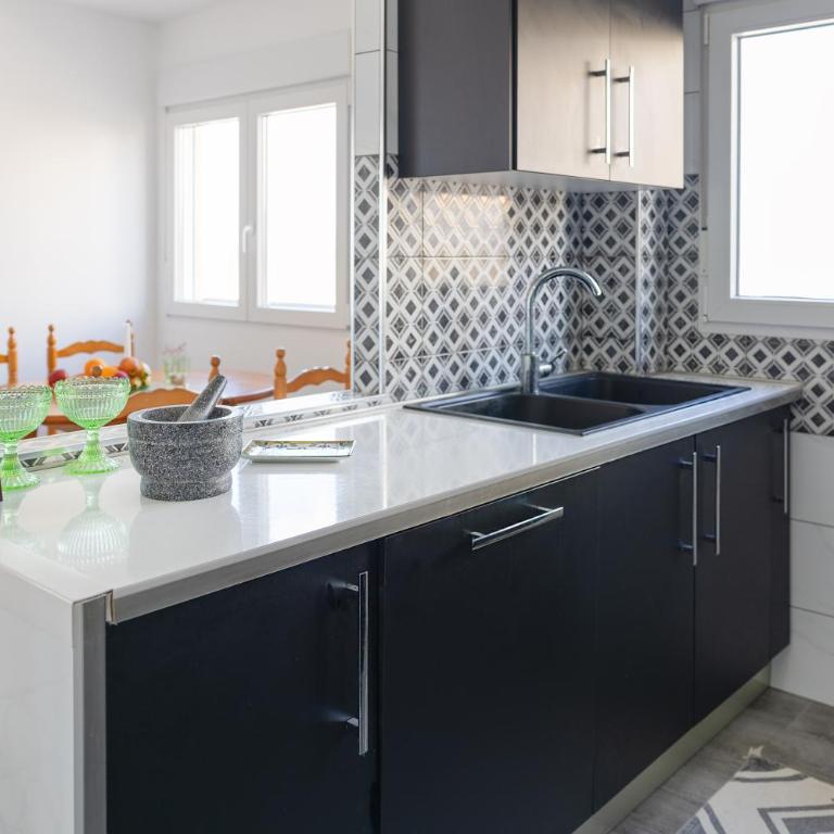 Salimar Apartment - Sea & Salt Lake Views - 250m to the Beach - Apartment mit 2 Schlafzimmern - 4