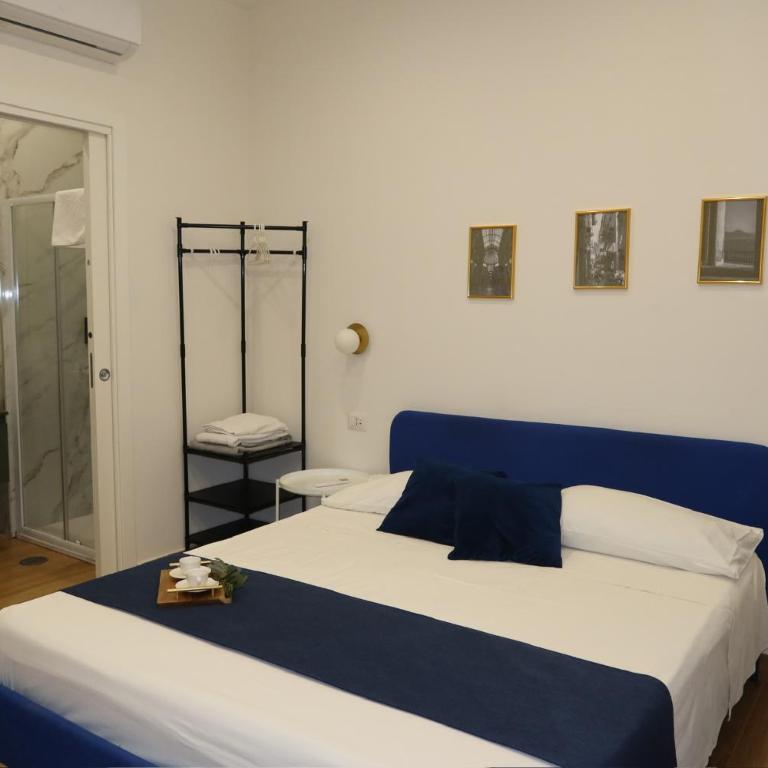 Neapolitan Suites - Deluxe Double Room - 7