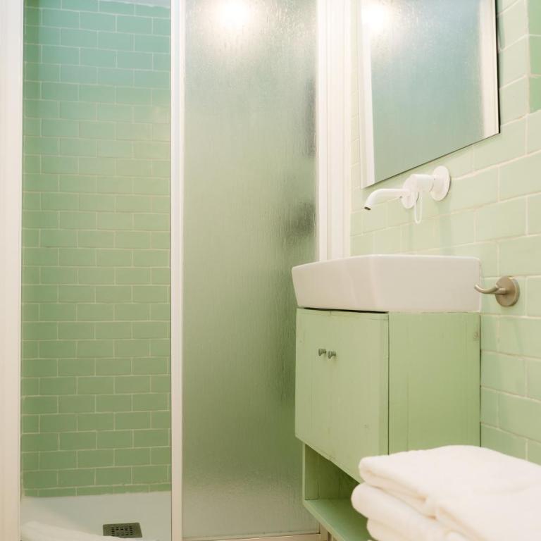 Pinot Noir Harbor's Light - Three-Bedroom Apartment - 16