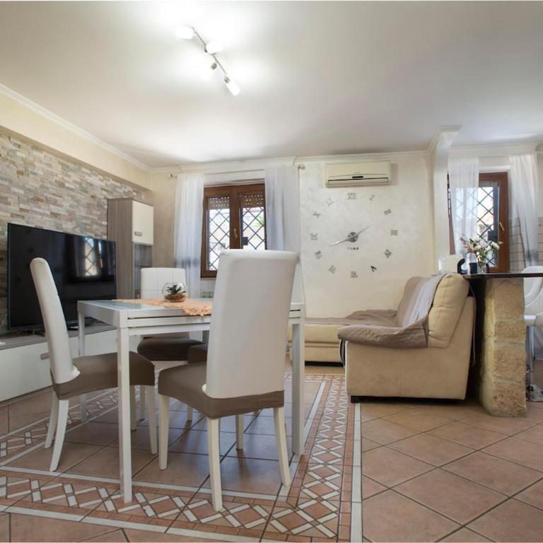 Liberty House airport 5 minutes - Two-Bedroom Apartment - 24