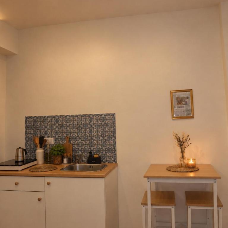 Neapolitan Suites - Deluxe Double Room - 8