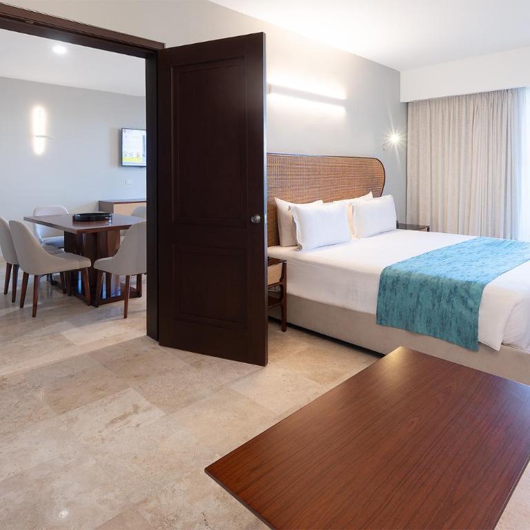 Sunset Royal Beach Resort - Habitación Familiar - 4