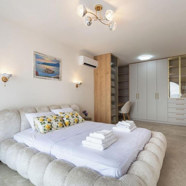 Elite suburb of Budva - Villa am Strand - 9