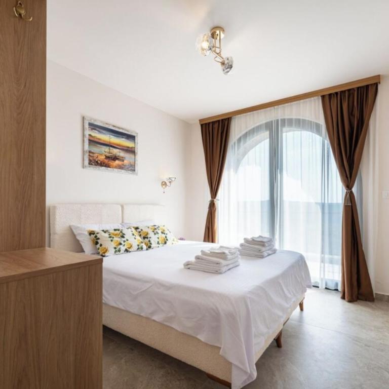 Elite suburb of Budva - Villa am Strand - 11
