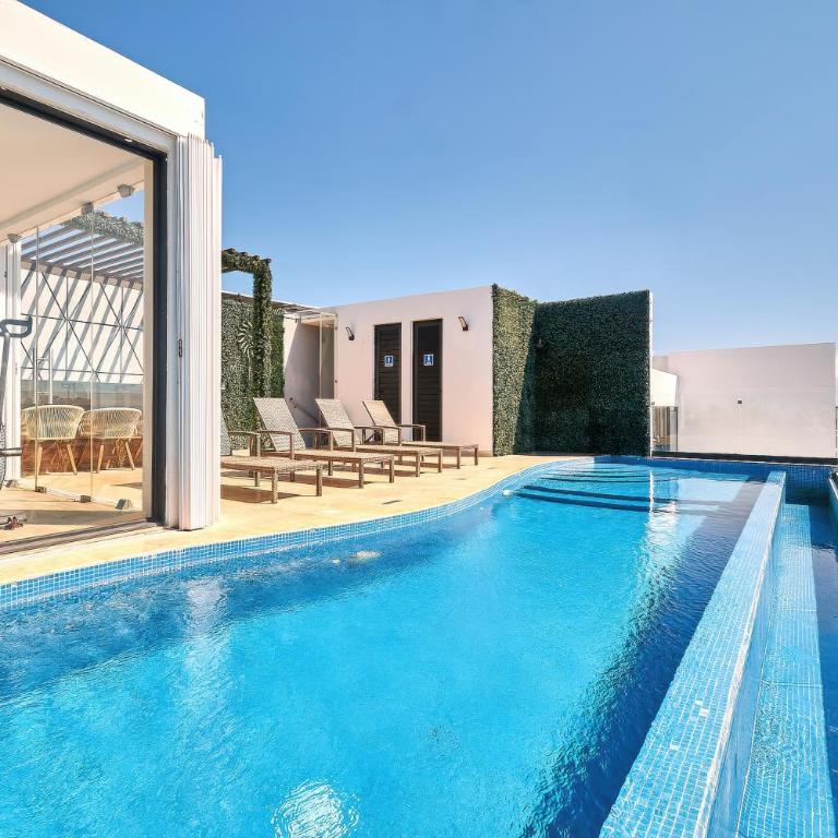 2 Bdrm Ocean View Private Pool Heart Of Town - Apartment mit 2 Schlafzimmern und Balkon - 4