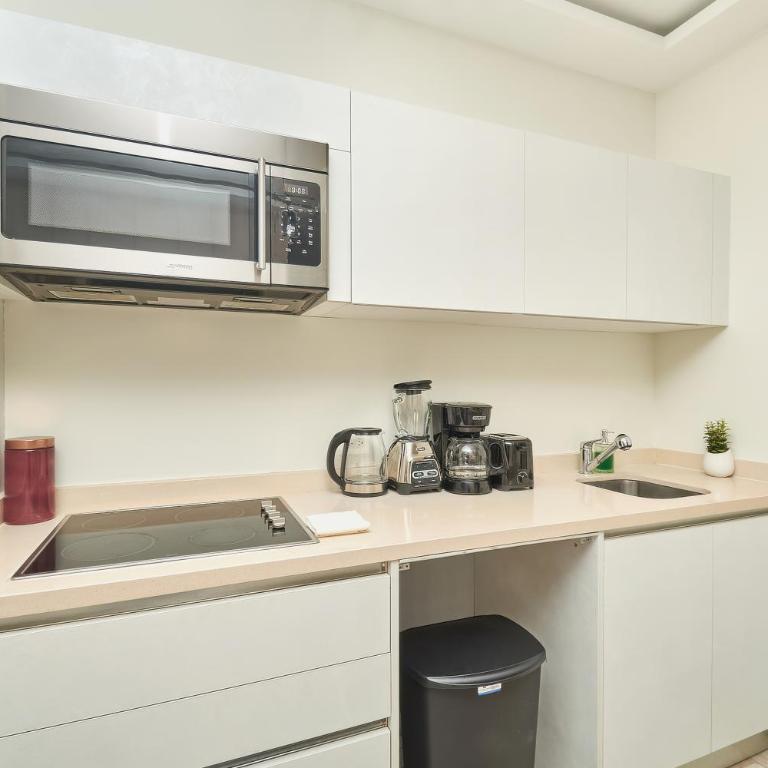 2 Bdrm Ocean View Private Pool Heart Of Town - Apartment mit 2 Schlafzimmern und Balkon - 9
