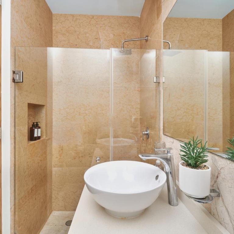 2 Bdrm Ocean View Private Pool Heart Of Town - Apartment mit 2 Schlafzimmern und Balkon - 48